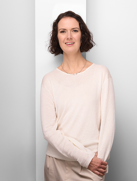 Porträt der systemisch-integrativen Paartherapeutin, Sexualberaterin und Coach für Einzelpersonen – lächelnd, ruhig und offen im Studio aufgenommen.